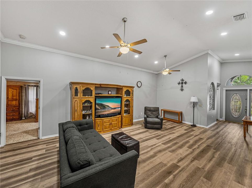 En Venta: $387,000 (4 camas, 2 baños, 2098 Pies cuadrados)