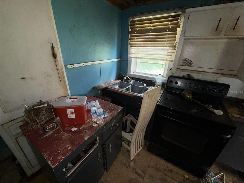 For Sale: $115,000 (2 beds, 1 baths, 687 Square Feet)