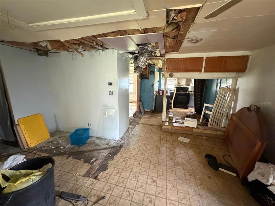 For Sale: $115,000 (2 beds, 1 baths, 687 Square Feet)