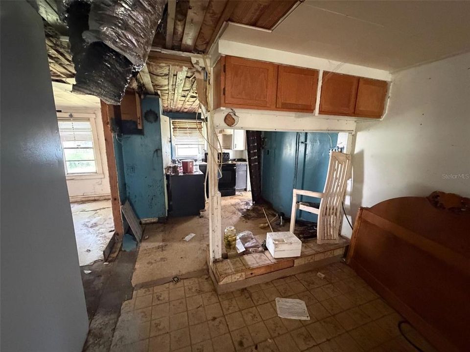 For Sale: $115,000 (2 beds, 1 baths, 687 Square Feet)