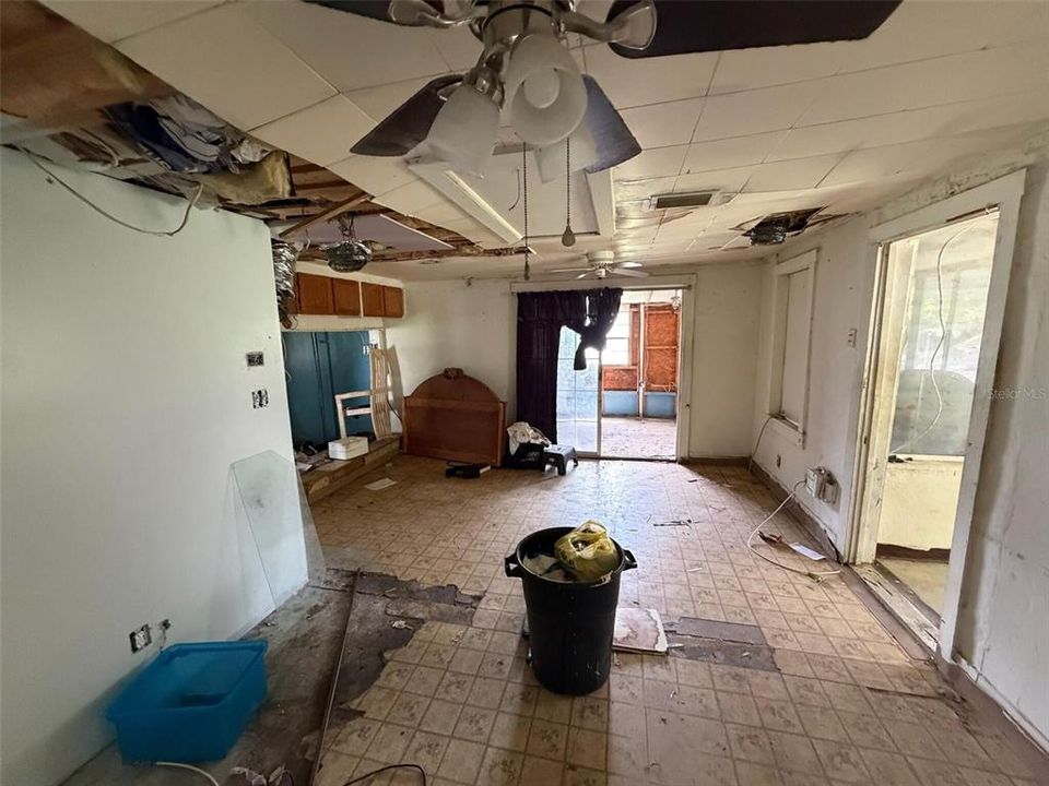 For Sale: $115,000 (2 beds, 1 baths, 687 Square Feet)