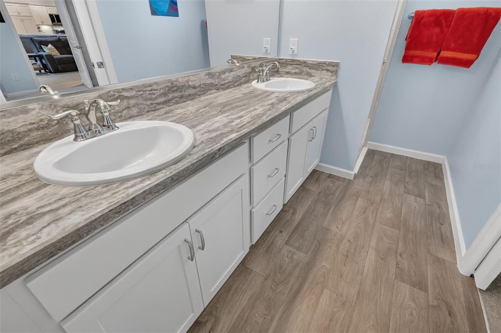 For Sale: $400,000 (4 beds, 2 baths, 1978 Square Feet)
