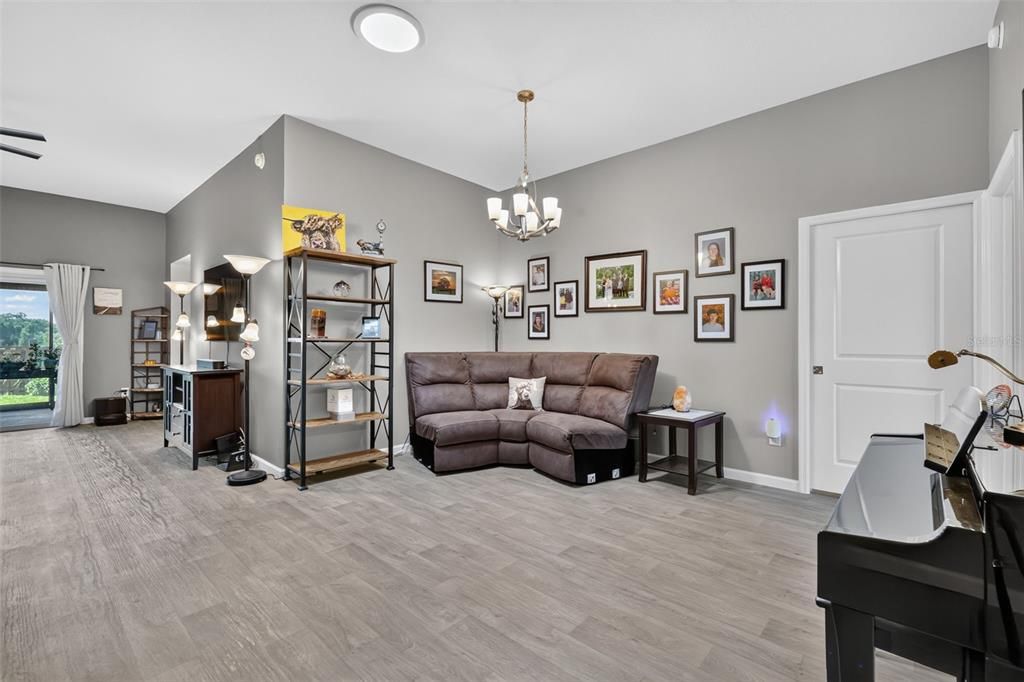 For Sale: $400,000 (4 beds, 2 baths, 1978 Square Feet)