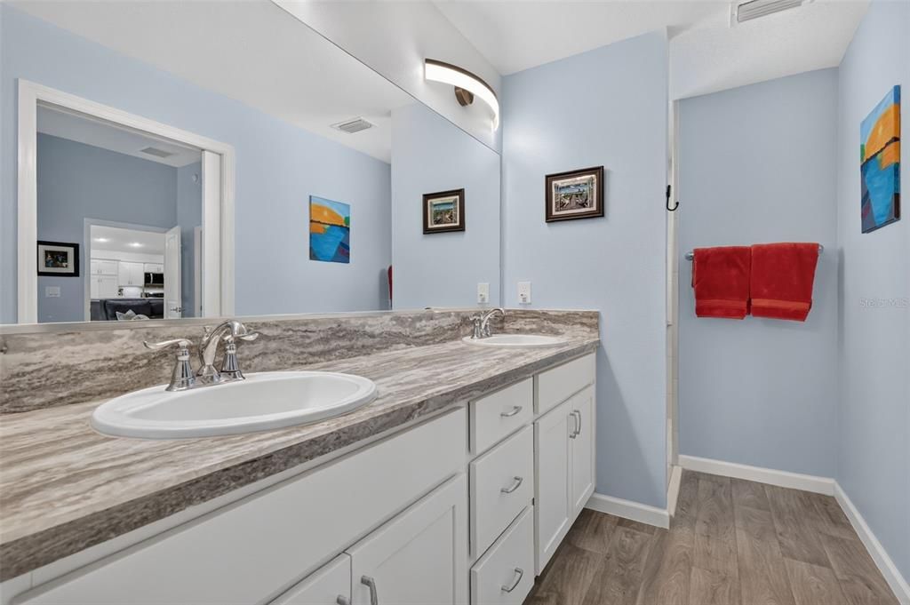 For Sale: $400,000 (4 beds, 2 baths, 1978 Square Feet)