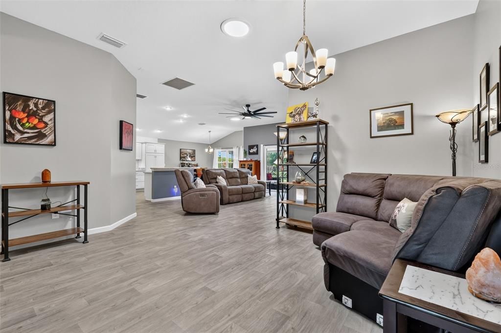 For Sale: $400,000 (4 beds, 2 baths, 1978 Square Feet)