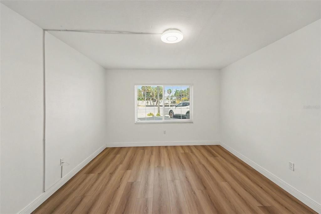 For Sale: $214,999 (1 beds, 1 baths, 595 Square Feet)