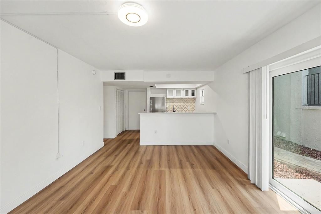 For Sale: $214,999 (1 beds, 1 baths, 595 Square Feet)