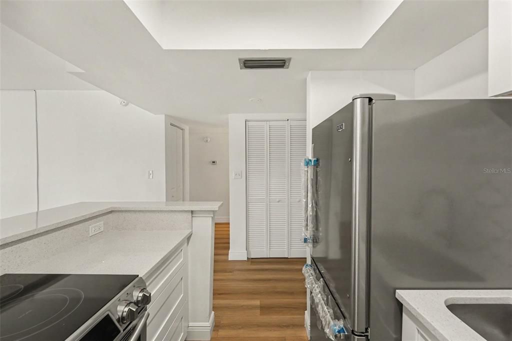 For Sale: $214,999 (1 beds, 1 baths, 595 Square Feet)