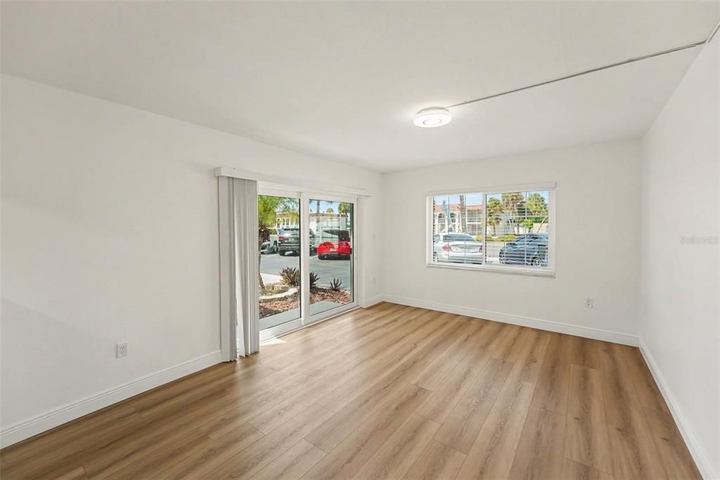 For Sale: $214,999 (1 beds, 1 baths, 595 Square Feet)