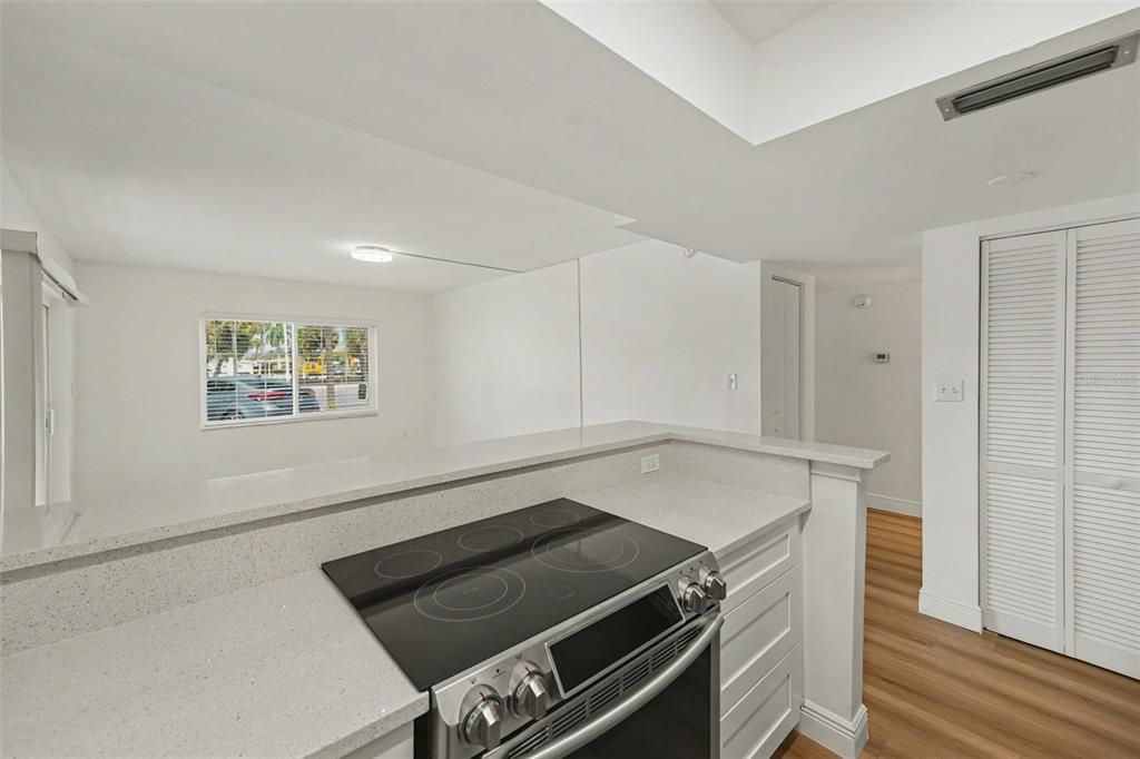 For Sale: $214,999 (1 beds, 1 baths, 595 Square Feet)