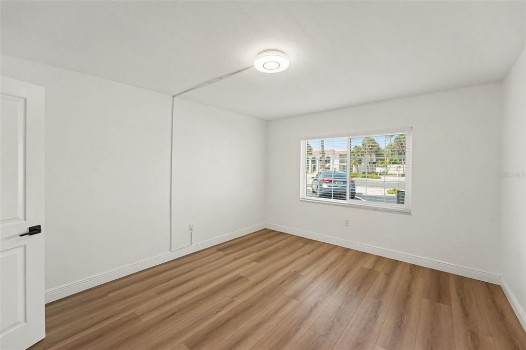 For Sale: $214,999 (1 beds, 1 baths, 595 Square Feet)