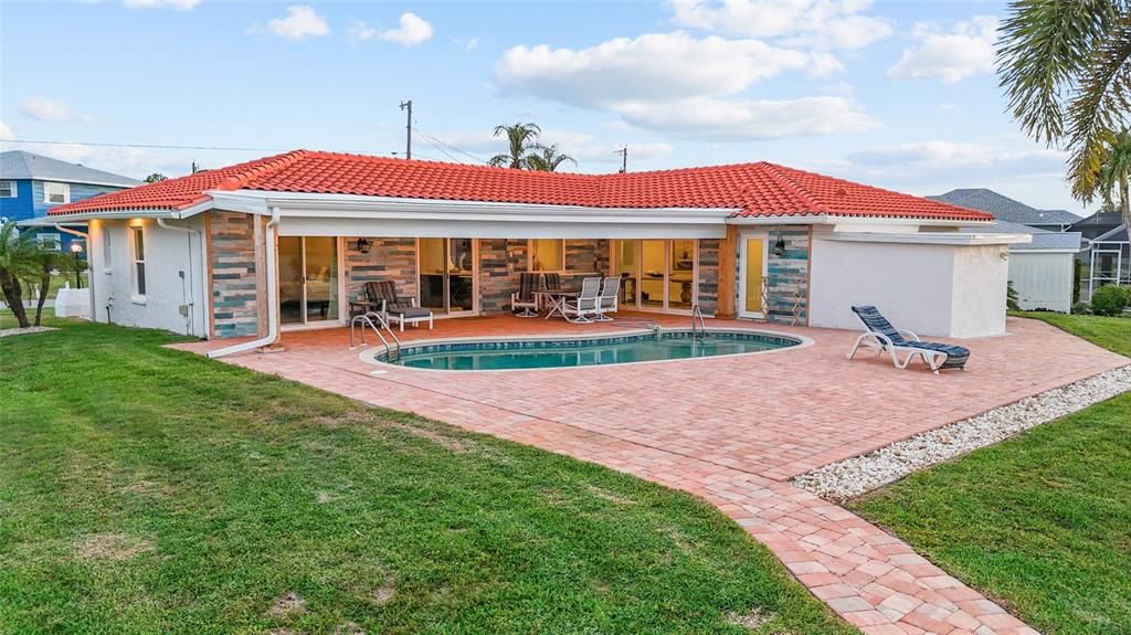 Под контрактом: $849,000 (3 спален, 3 ванн, 1707 Квадратных фут)