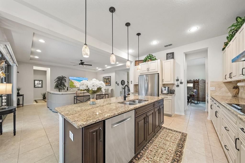 For Sale: $949,000 (5 beds, 5 baths, 4027 Square Feet)