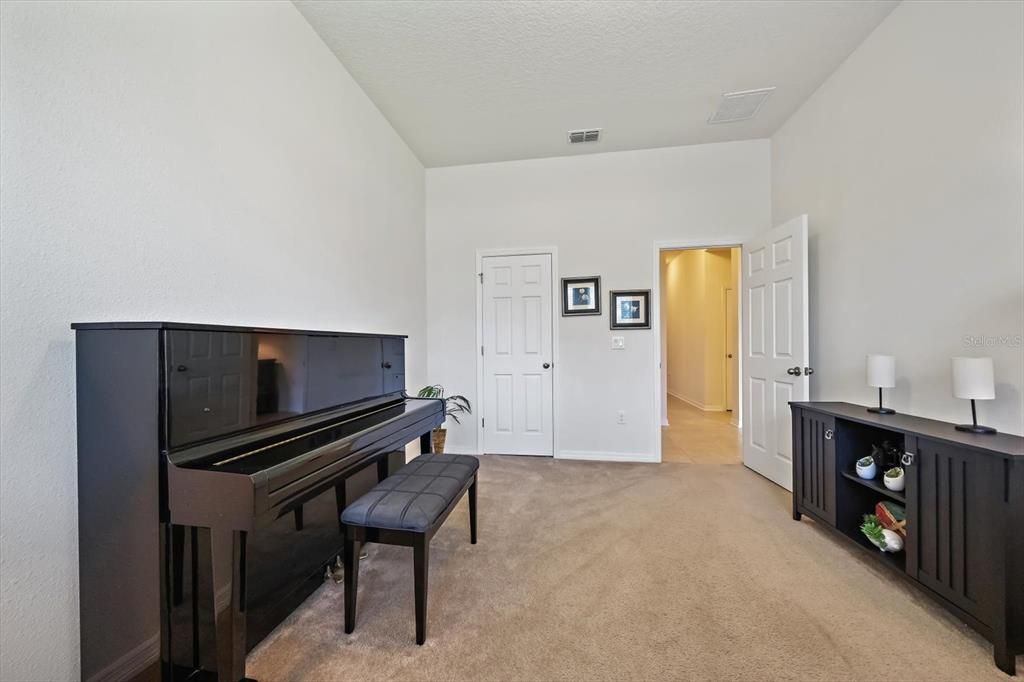 For Sale: $949,000 (5 beds, 5 baths, 4027 Square Feet)