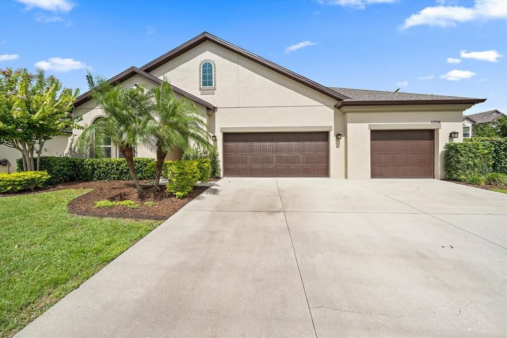 For Sale: $949,000 (5 beds, 5 baths, 4027 Square Feet)