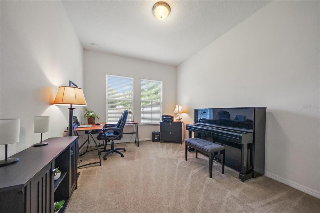 For Sale: $949,000 (5 beds, 5 baths, 4027 Square Feet)
