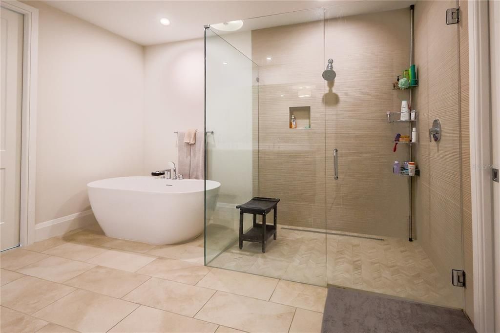 For Rent: $14,000 (3 beds, 3 baths, 2890 Square Feet)