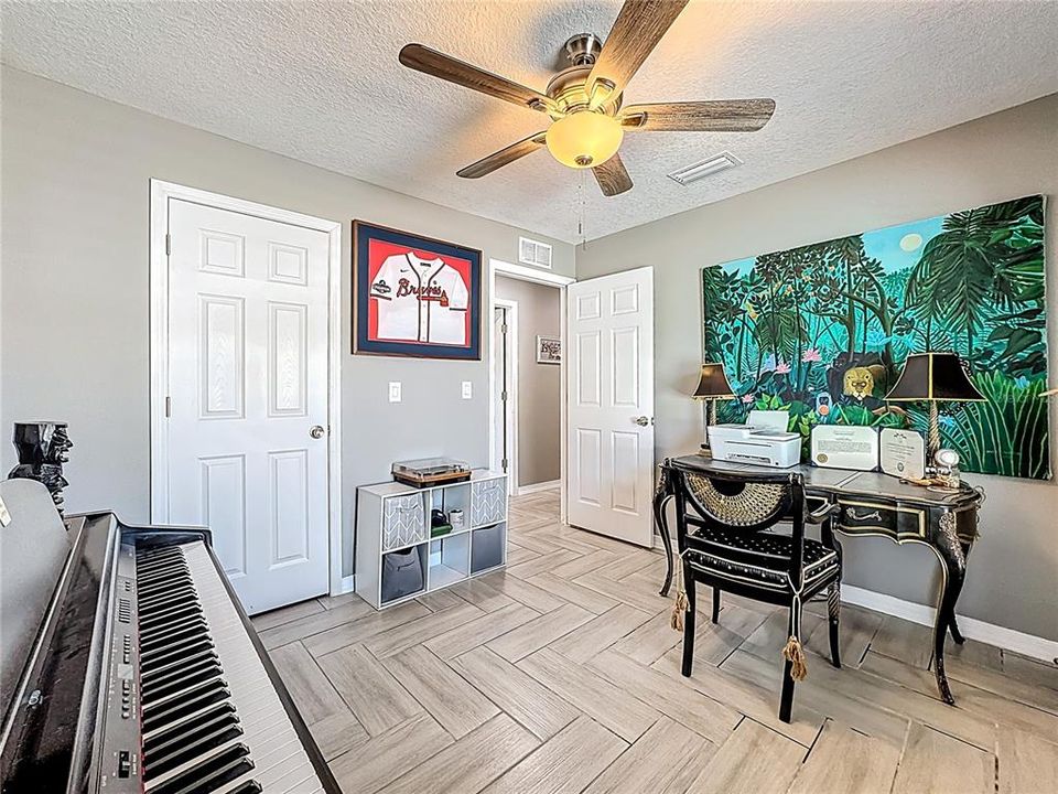 For Rent: $2,300 (3 beds, 2 baths, 1376 Square Feet)