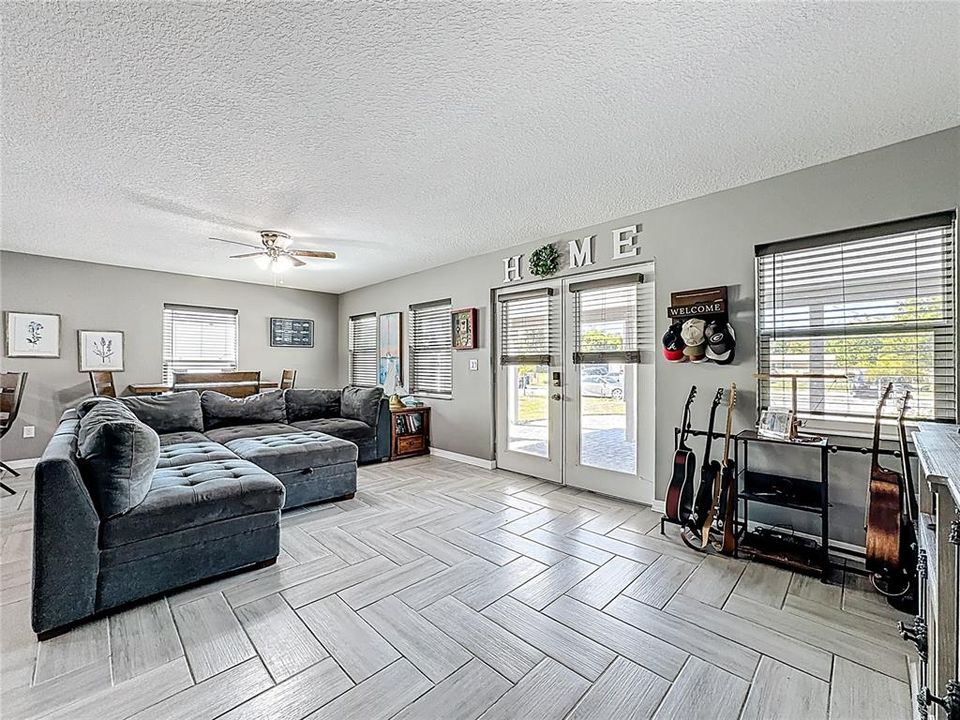 For Rent: $2,300 (3 beds, 2 baths, 1376 Square Feet)