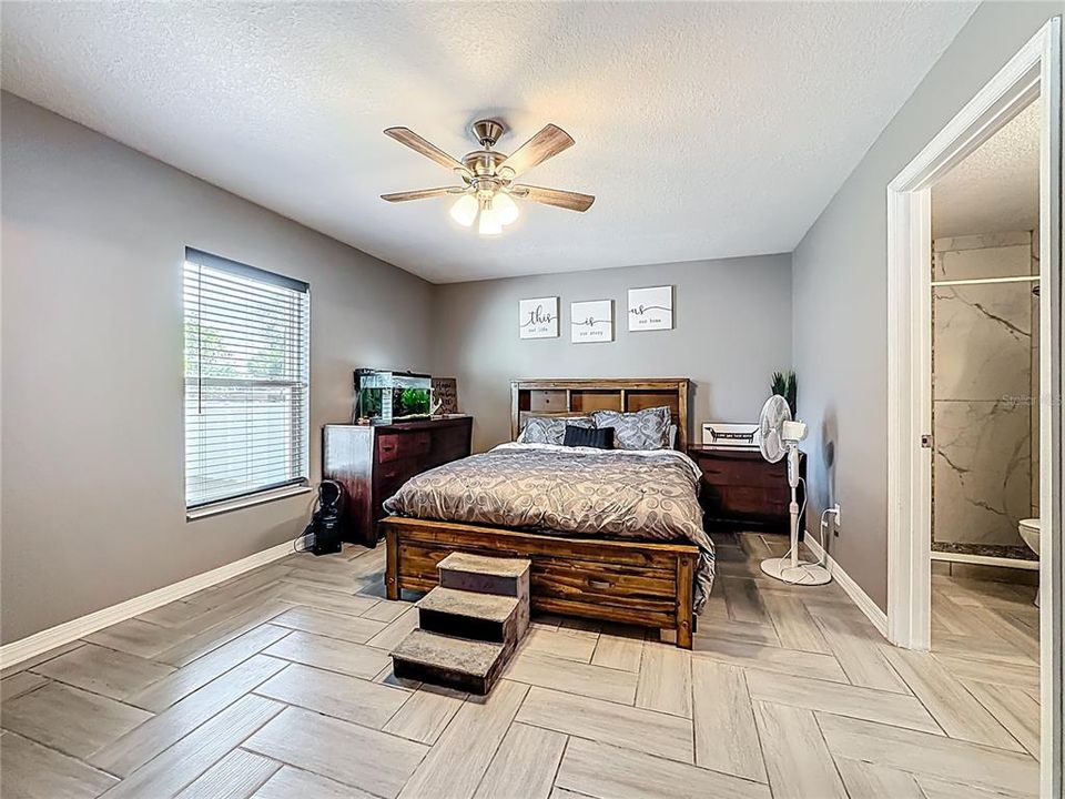 For Rent: $2,300 (3 beds, 2 baths, 1376 Square Feet)