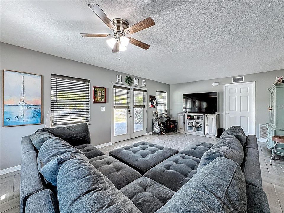 For Rent: $2,300 (3 beds, 2 baths, 1376 Square Feet)