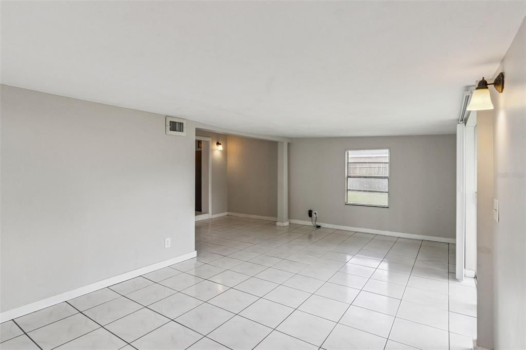 En Venta: $365,000 (4 camas, 2 baños, 1668 Pies cuadrados)
