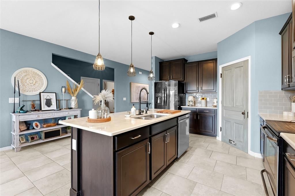 For Sale: $700,000 (5 beds, 2 baths, 3253 Square Feet)