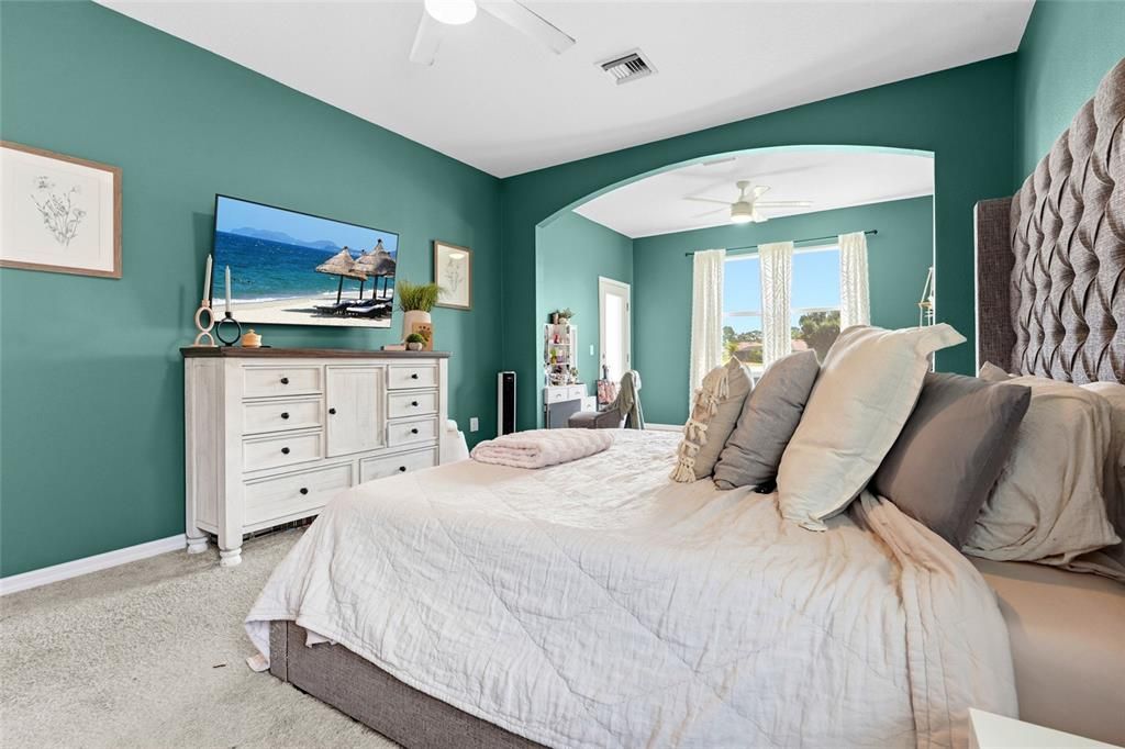 For Sale: $700,000 (5 beds, 2 baths, 3253 Square Feet)