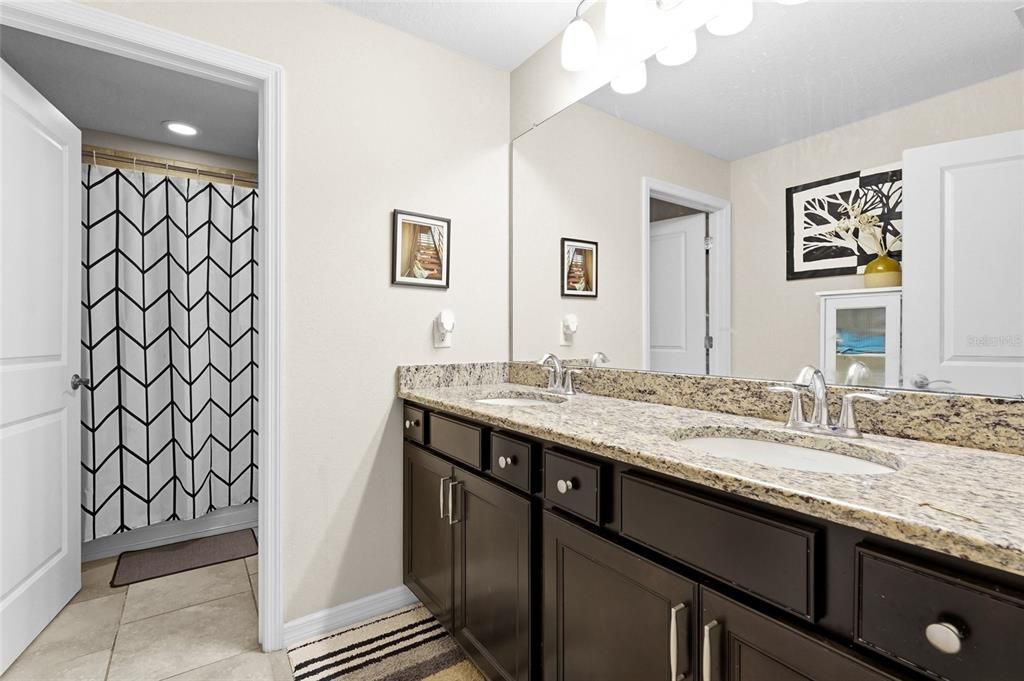 For Sale: $700,000 (5 beds, 2 baths, 3253 Square Feet)
