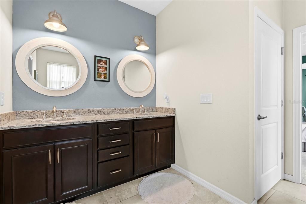 For Sale: $700,000 (5 beds, 2 baths, 3253 Square Feet)