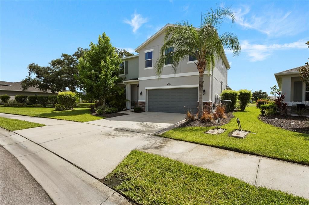 For Sale: $700,000 (5 beds, 2 baths, 3253 Square Feet)