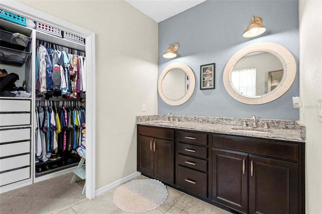 For Sale: $700,000 (5 beds, 2 baths, 3253 Square Feet)