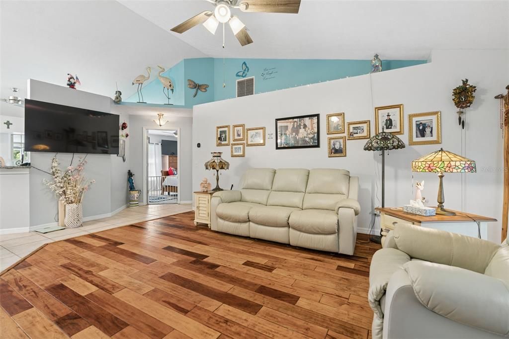 На продажу: $369,900 (3 спален, 2 ванн, 1396 Квадратных фут)