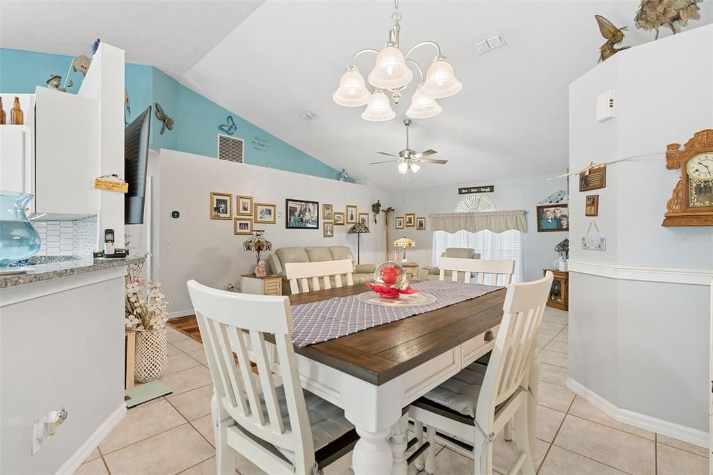 На продажу: $369,900 (3 спален, 2 ванн, 1396 Квадратных фут)