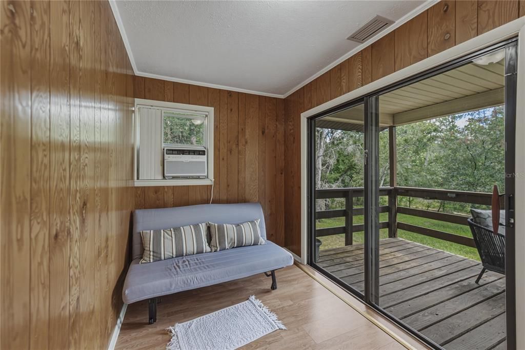 For Sale: $214,999 (2 beds, 1 baths, 640 Square Feet)