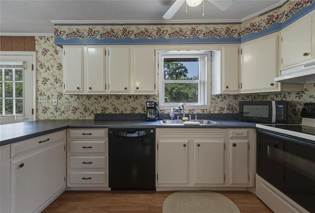 For Sale: $214,999 (2 beds, 1 baths, 640 Square Feet)