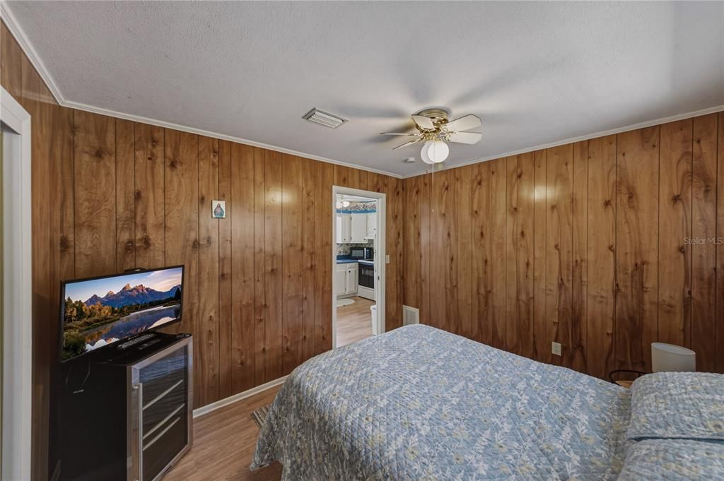 For Sale: $214,999 (2 beds, 1 baths, 640 Square Feet)