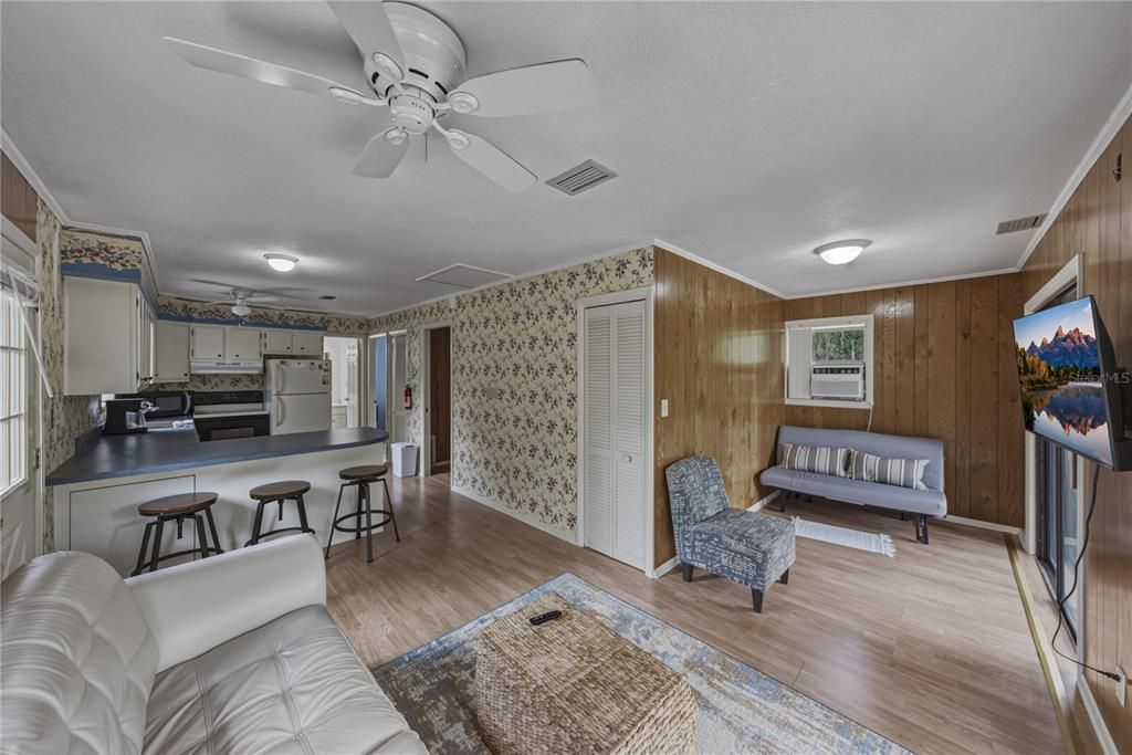 For Sale: $214,999 (2 beds, 1 baths, 640 Square Feet)