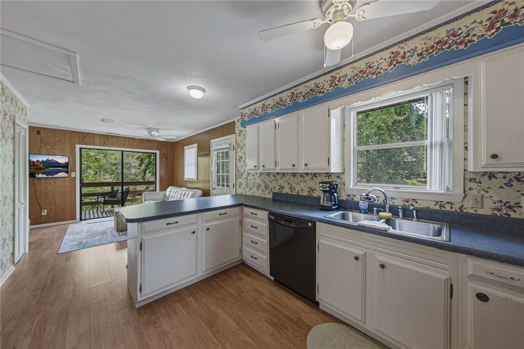 For Sale: $214,999 (2 beds, 1 baths, 640 Square Feet)