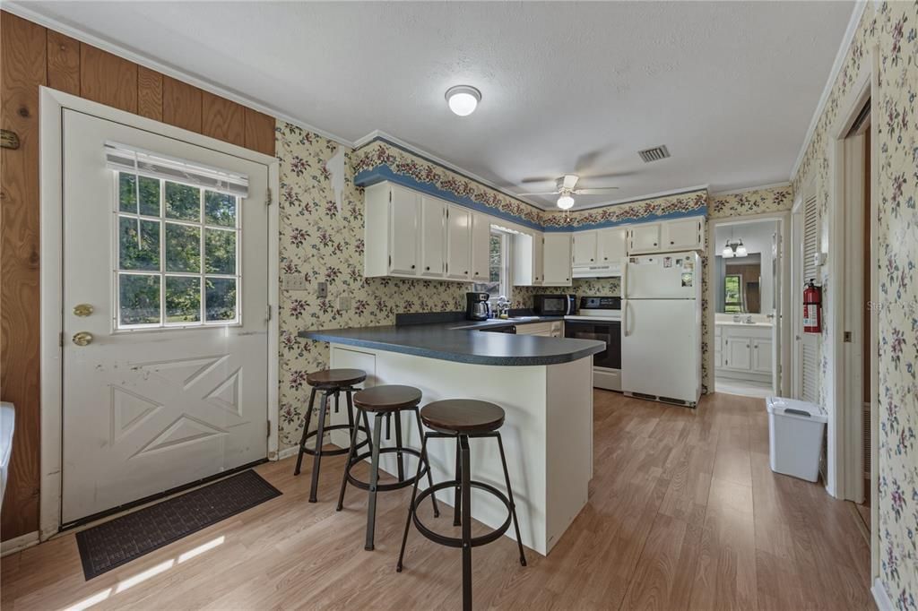 For Sale: $214,999 (2 beds, 1 baths, 640 Square Feet)