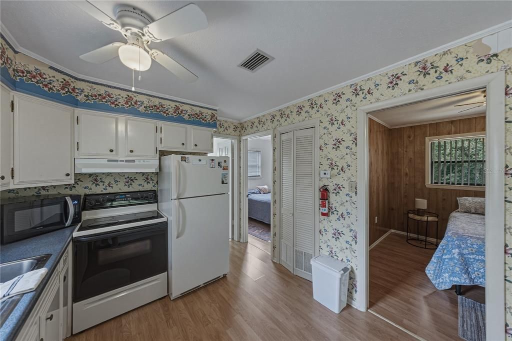 For Sale: $214,999 (2 beds, 1 baths, 640 Square Feet)