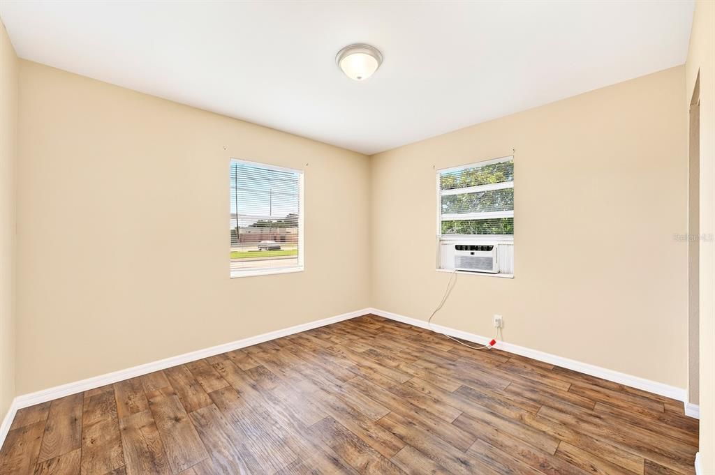 For Sale: $200,000 (2 beds, 1 baths, 720 Square Feet)