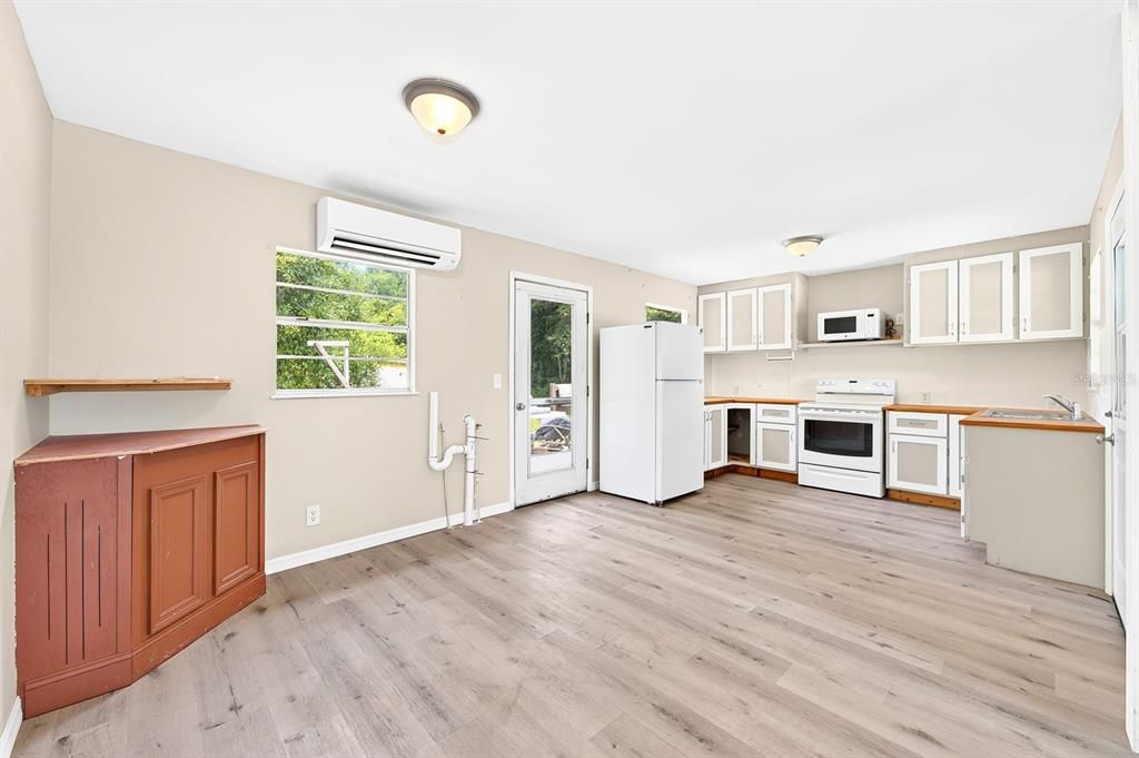 For Sale: $200,000 (2 beds, 1 baths, 720 Square Feet)