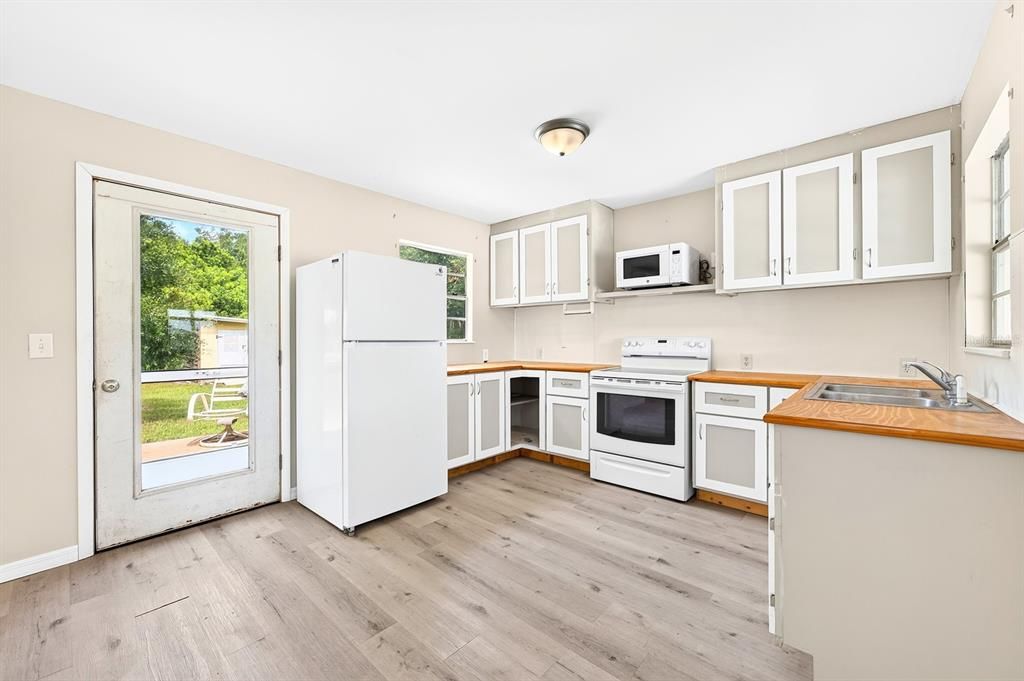 For Sale: $200,000 (2 beds, 1 baths, 720 Square Feet)