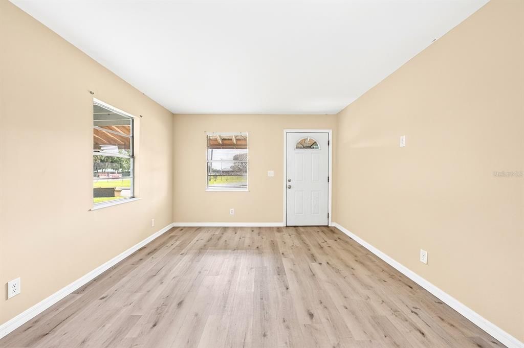 For Sale: $200,000 (2 beds, 1 baths, 720 Square Feet)