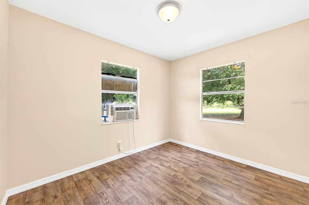 For Sale: $200,000 (2 beds, 1 baths, 720 Square Feet)