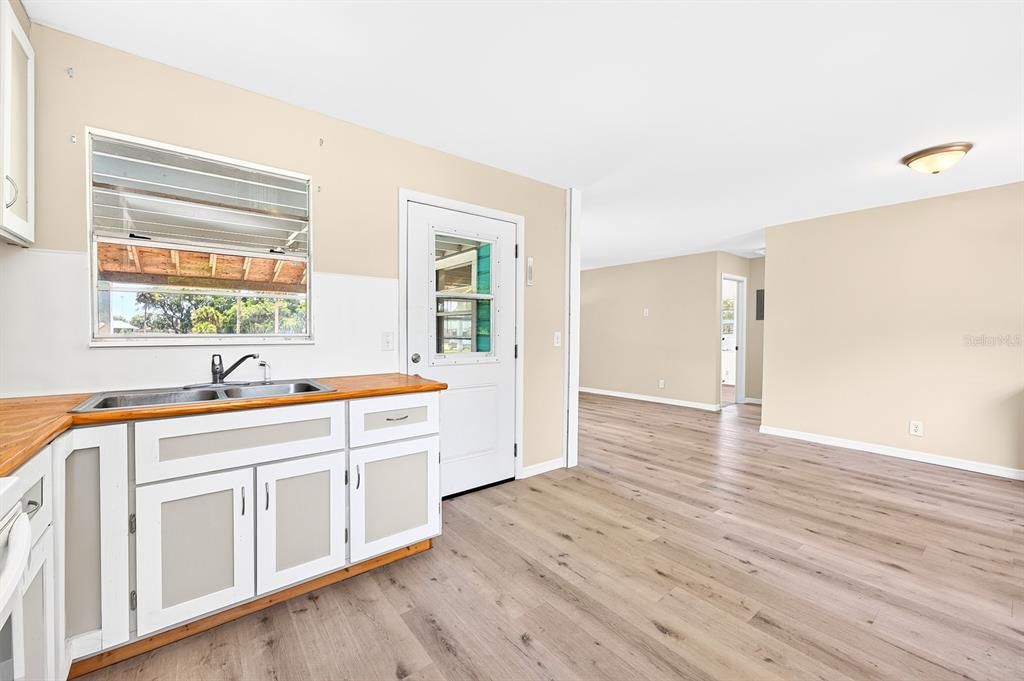 For Sale: $200,000 (2 beds, 1 baths, 720 Square Feet)