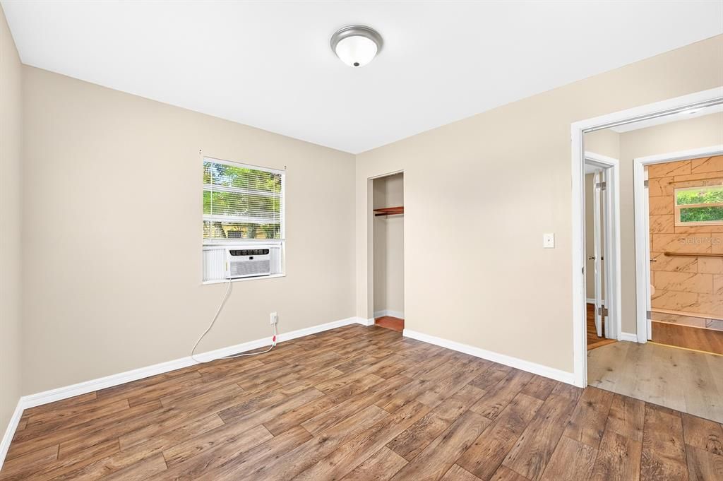 For Sale: $200,000 (2 beds, 1 baths, 720 Square Feet)