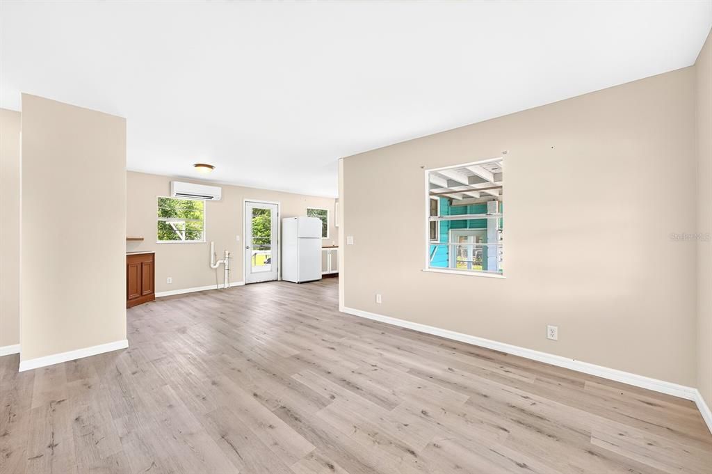 For Sale: $200,000 (2 beds, 1 baths, 720 Square Feet)