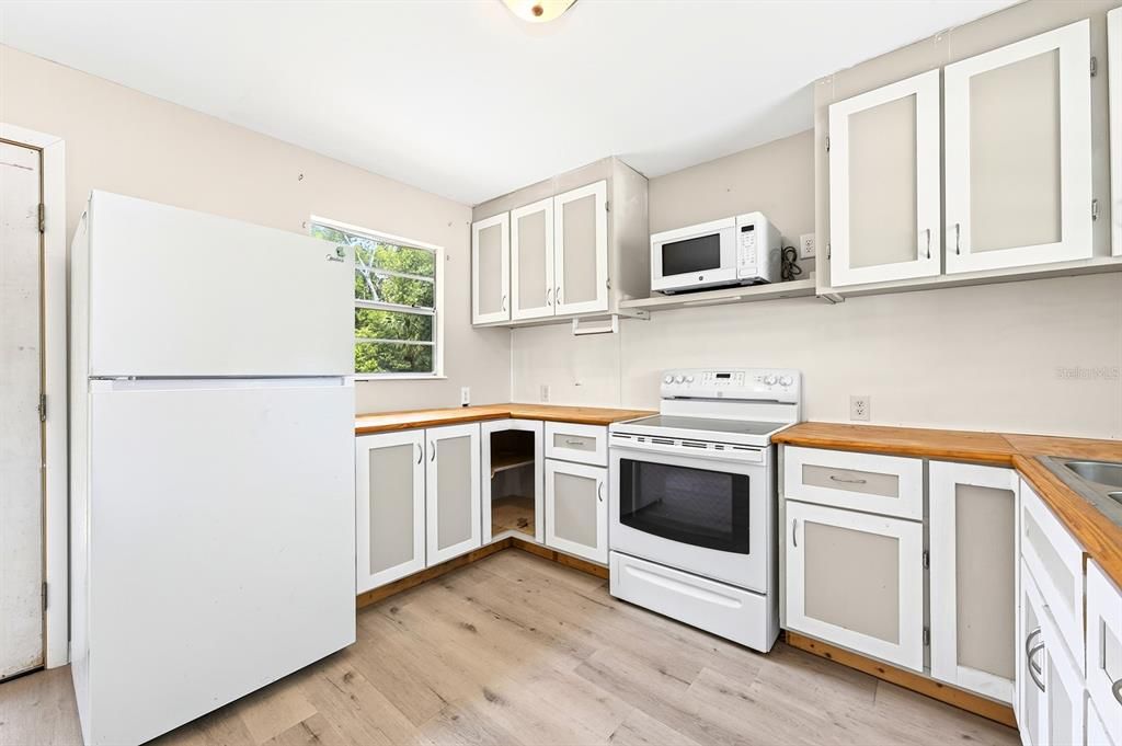 For Sale: $200,000 (2 beds, 1 baths, 720 Square Feet)